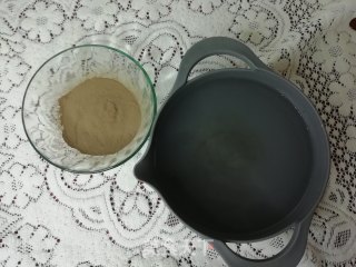 蜂蜜坚果黑凉粉步骤1
