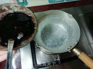 蜂蜜坚果黑凉粉步骤4