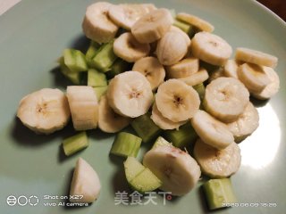 香蕉葡萄黄瓜沙拉步骤4