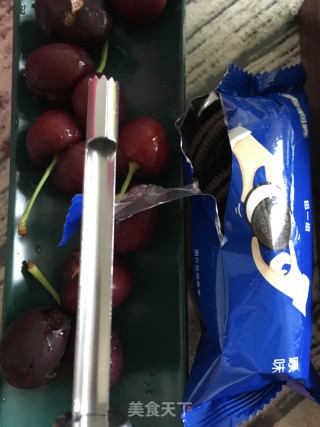 奥利奥樱桃酸奶杯步骤2