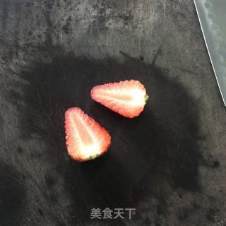 草莓巧克力脆酸奶杯步骤3
