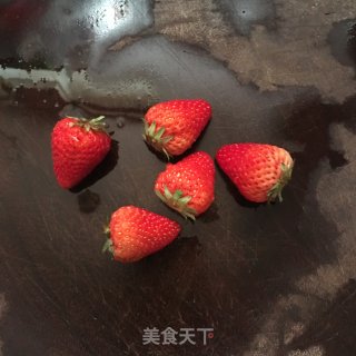 草莓巧克力脆酸奶杯步骤2