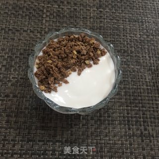 草莓巧克力脆酸奶杯步骤5