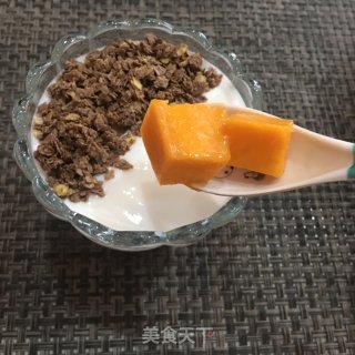 芒果巧克力脆酸奶杯步骤5