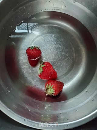 草莓香蕉酸奶杯步骤1