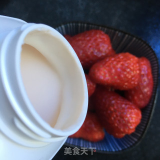 草莓拌酸奶步骤4