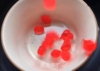 牛奶草莓冻步骤1