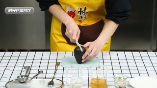 「时光荏苒茶饮」霸气冰淇淋牛油果的做法步骤1
