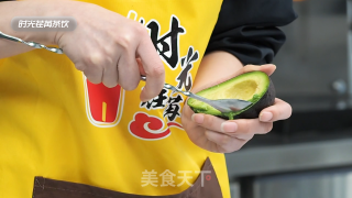 「时光荏苒茶饮」霸气冰淇淋牛油果的做法步骤2