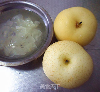 银耳蒸皇冠梨步骤1