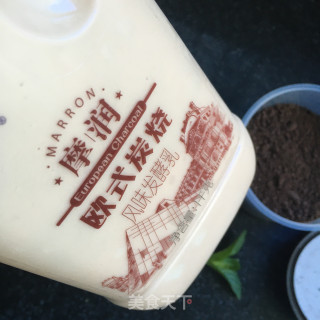 草莓炭烧酸奶盆栽步骤2