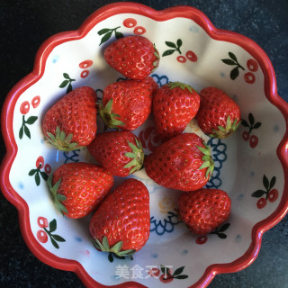 草莓炭烧酸奶盆栽步骤1