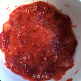 草莓炭烧酸奶盆栽步骤3