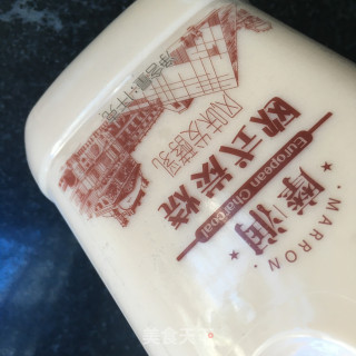 炭烧酸奶拌草莓步骤1