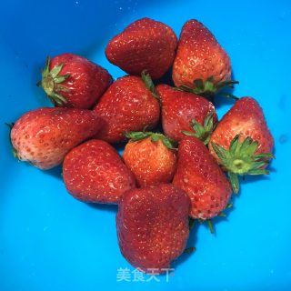 草莓汁拌酸奶步骤1 草莓汁拌酸奶步骤1