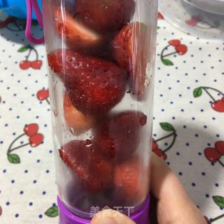 草莓汁拌酸奶步骤3 草莓汁拌酸奶步骤3