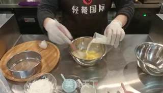 自制甜品|芒果班戟步骤3