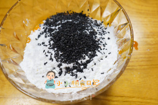 10个月以上辅食蛋黄芝麻小饼干步骤3 10个月以上辅食蛋黄芝麻小饼干步骤3