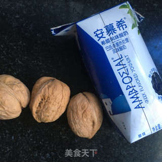 火龙果拌酸奶步骤1
