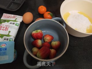 草莓酸奶千层步骤1