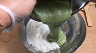 抹茶舒芙蕾松饼(无泡打粉版)热腾腾刚出锅的松饼浇上蜂蜜,不管视觉还是口感都让人大满足步骤6 抹茶舒芙蕾松饼(无泡打粉版)热腾腾刚出锅的松饼浇上蜂蜜,不管视觉还是口感都让人大满足步骤6