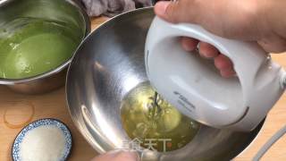 抹茶舒芙蕾松饼(无泡打粉版)热腾腾刚出锅的松饼浇上蜂蜜,不管视觉还是口感都让人大满足步骤3 抹茶舒芙蕾松饼(无泡打粉版)热腾腾刚出锅的松饼浇上蜂蜜,不管视觉还是口感都让人大满足步骤3