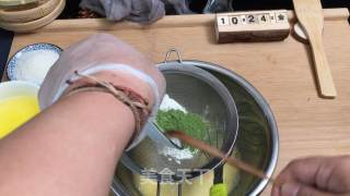 抹茶舒芙蕾松饼(无泡打粉版)热腾腾刚出锅的松饼浇上蜂蜜,不管视觉还是口感都让人大满足步骤2 抹茶舒芙蕾松饼(无泡打粉版)热腾腾刚出锅的松饼浇上蜂蜜,不管视觉还是口感都让人大满足步骤2
