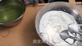 抹茶舒芙蕾松饼(无泡打粉版)热腾腾刚出锅的松饼浇上蜂蜜,不管视觉还是口感都让人大满足步骤4 抹茶舒芙蕾松饼(无泡打粉版)热腾腾刚出锅的松饼浇上蜂蜜,不管视觉还是口感都让人大满足步骤4