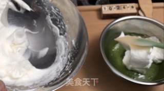 抹茶舒芙蕾松饼(无泡打粉版)热腾腾刚出锅的松饼浇上蜂蜜,不管视觉还是口感都让人大满足步骤5 抹茶舒芙蕾松饼(无泡打粉版)热腾腾刚出锅的松饼浇上蜂蜜,不管视觉还是口感都让人大满足步骤5