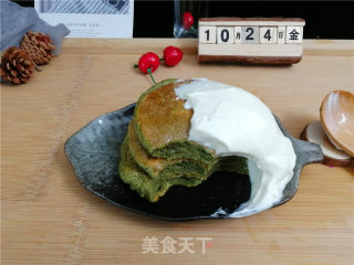 抹茶舒芙蕾松饼(无泡打粉版)热腾腾刚出锅的松饼浇上蜂蜜,不管视觉还是口感都让人大满足步骤11 抹茶舒芙蕾松饼(无泡打粉版)热腾腾刚出锅的松饼浇上蜂蜜,不管视觉还是口感都让人大满足步骤11