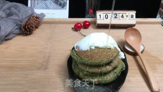 抹茶舒芙蕾松饼(无泡打粉版)热腾腾刚出锅的松饼浇上蜂蜜,不管视觉还是口感都让人大满足步骤10 抹茶舒芙蕾松饼(无泡打粉版)热腾腾刚出锅的松饼浇上蜂蜜,不管视觉还是口感都让人大满足步骤10
