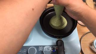 抹茶舒芙蕾松饼(无泡打粉版)热腾腾刚出锅的松饼浇上蜂蜜,不管视觉还是口感都让人大满足步骤7 抹茶舒芙蕾松饼(无泡打粉版)热腾腾刚出锅的松饼浇上蜂蜜,不管视觉还是口感都让人大满足步骤7