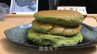 抹茶舒芙蕾松饼(无泡打粉版)热腾腾刚出锅的松饼浇上蜂蜜,不管视觉还是口感都让人大满足步骤9 抹茶舒芙蕾松饼(无泡打粉版)热腾腾刚出锅的松饼浇上蜂蜜,不管视觉还是口感都让人大满足步骤9