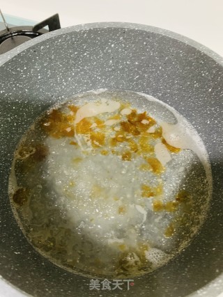 雪燕桃胶炖牛奶步骤2