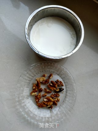 芒果苹果核桃拌酸奶步骤2 芒果苹果核桃拌酸奶步骤2
