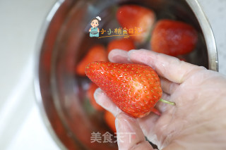 6个月以上草莓酸奶步骤1