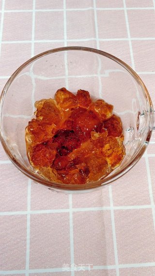 枸杞雪梨炖桃胶，止咳润肺又美容步骤1