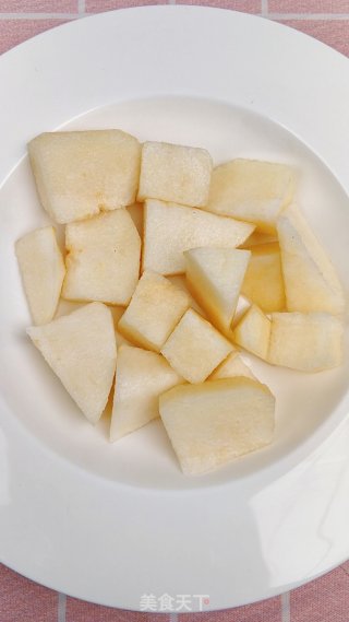 枸杞雪梨炖桃胶，止咳润肺又美容步骤3