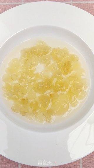枸杞雪梨炖桃胶，止咳润肺又美容步骤2