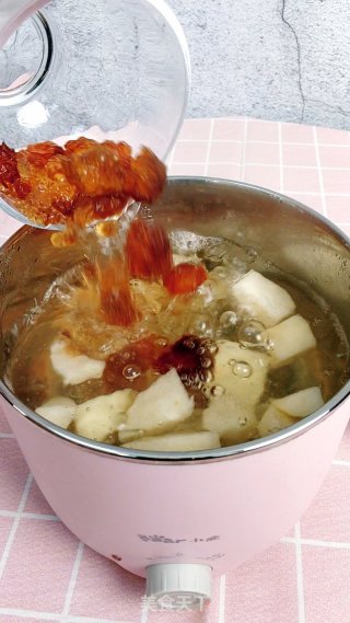 枸杞雪梨炖桃胶，止咳润肺又美容步骤6