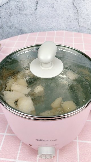 枸杞雪梨炖桃胶，止咳润肺又美容步骤5
