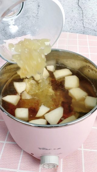 枸杞雪梨炖桃胶，止咳润肺又美容步骤7