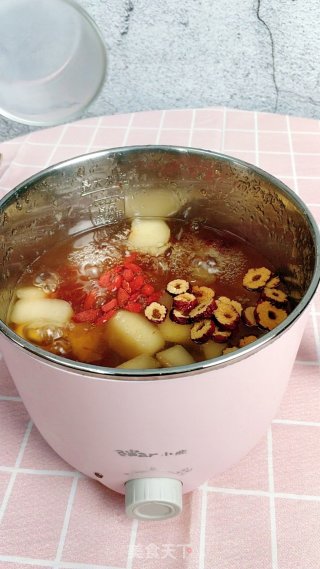 枸杞雪梨炖桃胶，止咳润肺又美容步骤8